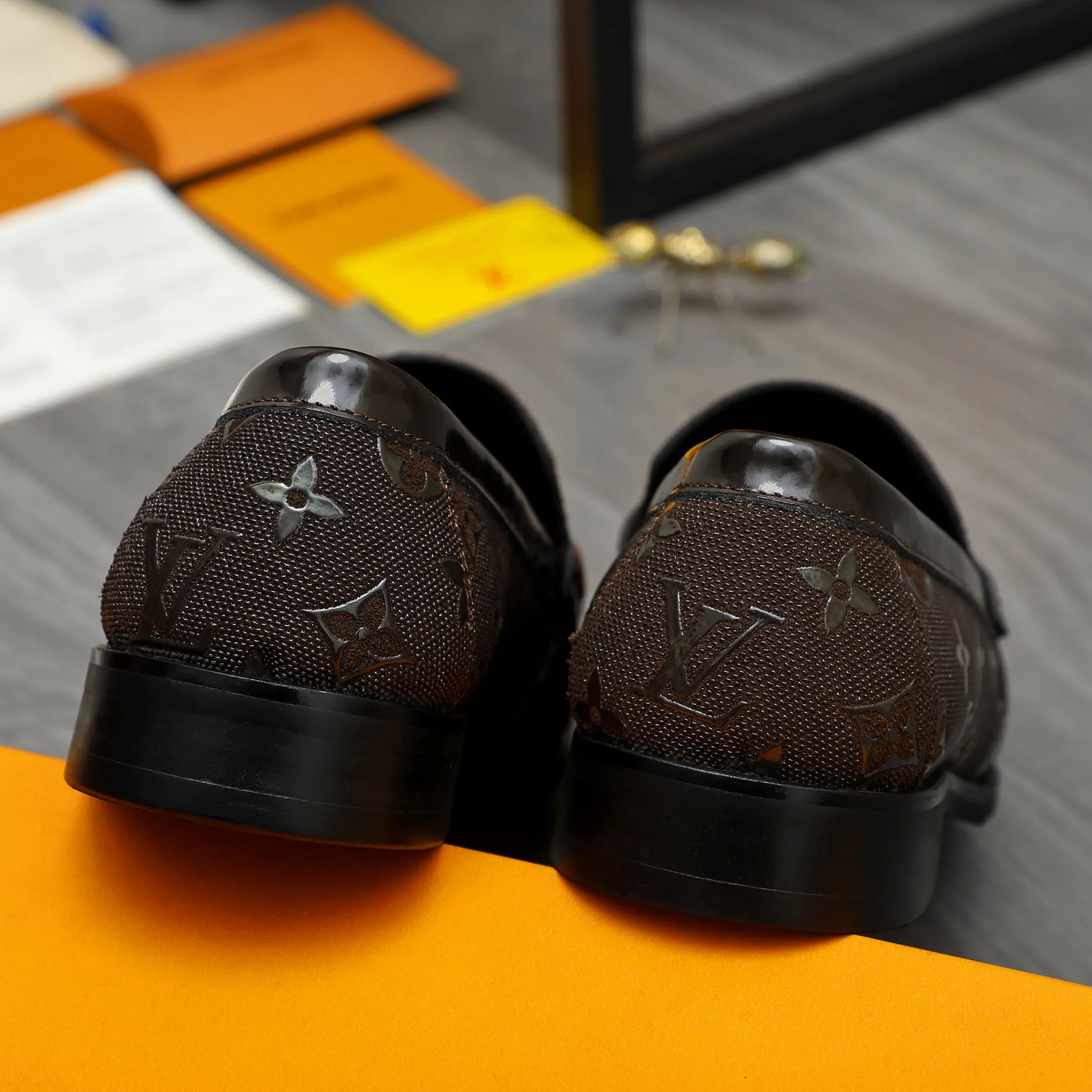 Men's shoes 💰p460 Product trademark: LV "Louis Vuitton" business slip-on leather shoes Regular size: 39-45 (45 is custom-made and non-returnable) Product materials: Selected embossed cowhide upper, cowhide lining, original rubber outsole